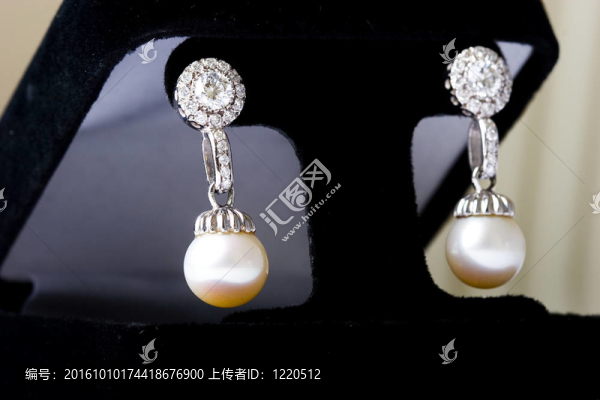 珍珠和鉆石白金耳環(huán)