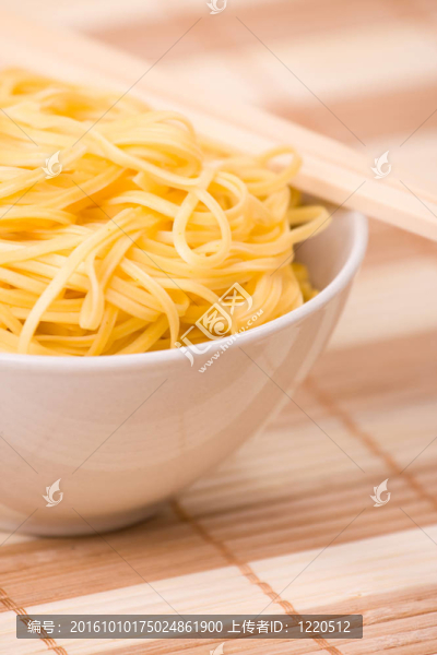 筷子；碗和面條
