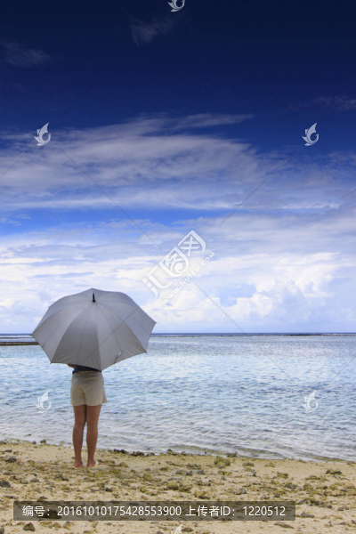 打著雨傘的女人