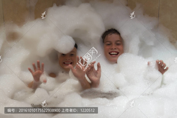 兄弟姐妹在泡沫