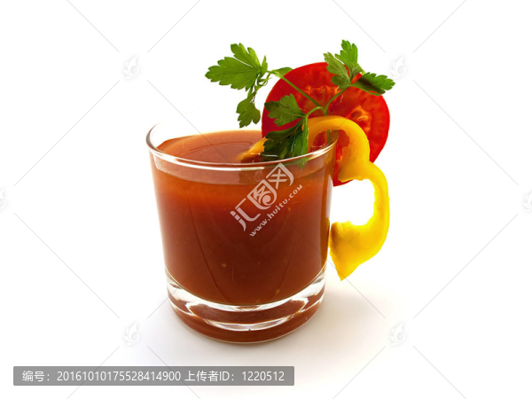 番茄汁配一片胡椒和歐芹的番茄汁