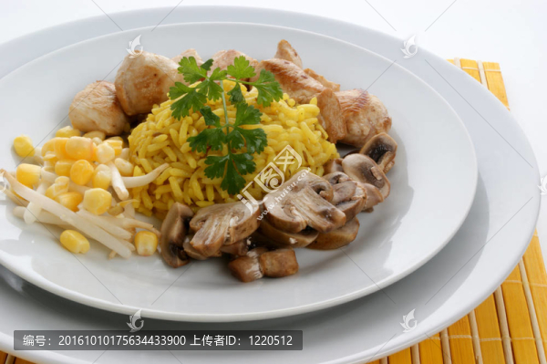 烤雞肉和蘑菇有機(jī)大米肉飯