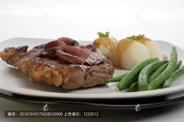 有機(jī)蔬菜烤牛排和熏肉