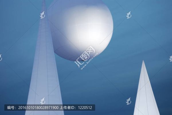 抽象的藍(lán)天圖形；錐和球體