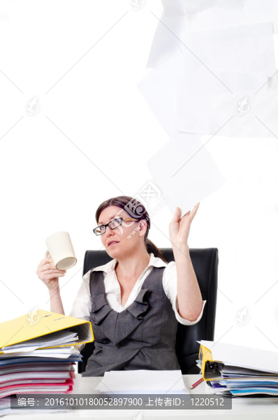 商務(wù)婦女在桌子上扔紙?jiān)诳罩? title=