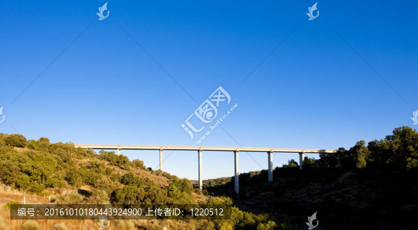 公路橋附近的卡斯蒂利亞和列昂；西班牙Cerralba；