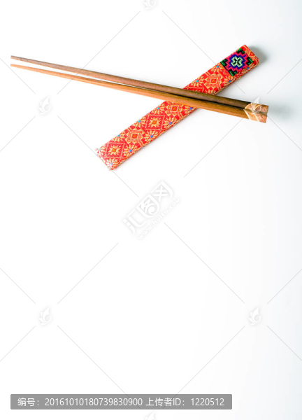 一副白色背景的木制筷子隔離在白色背景上