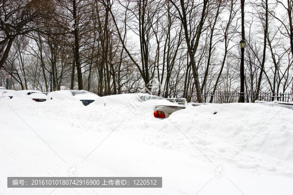 冬季冰雪覆蓋汽車暴風(fēng)雪