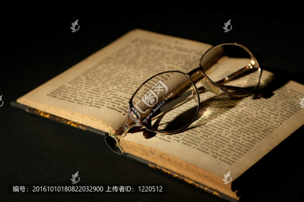 帶眼鏡的老書