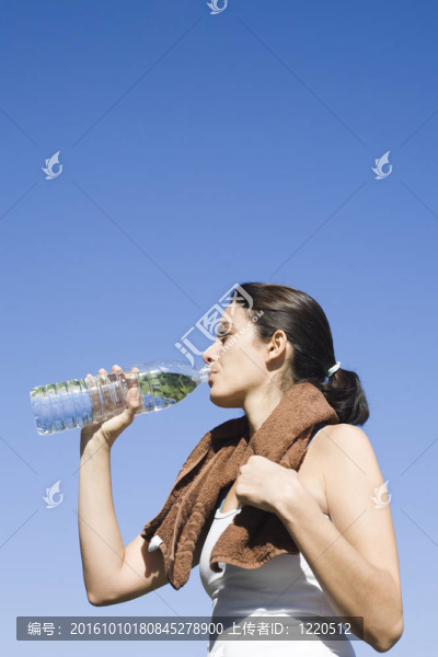 性感女子運動后飲用水