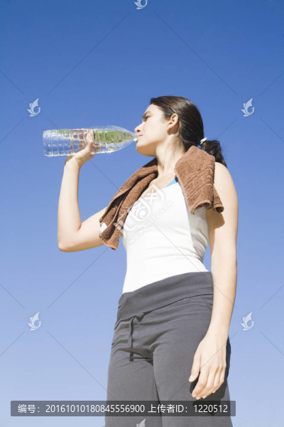性感女子運動后飲用水