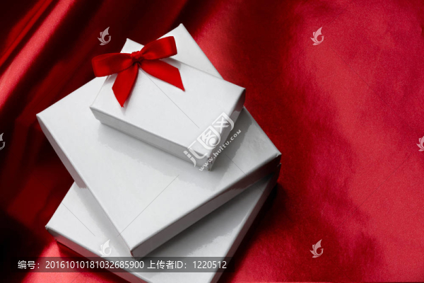 紅色蝴蝶結(jié)的白色禮品盒