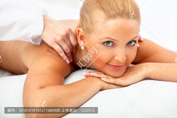 背消息的女人