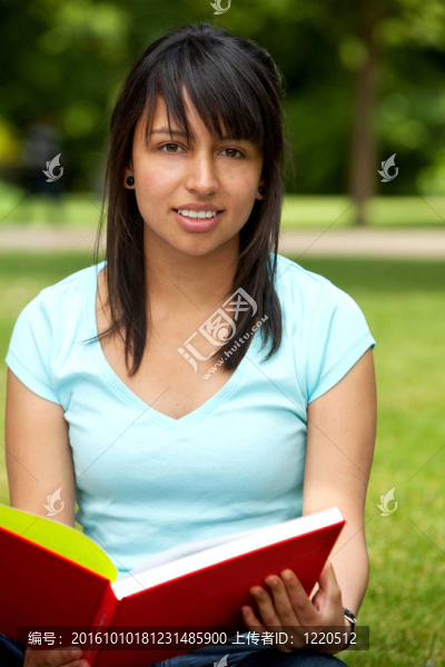 女孩與一本書在戶外
