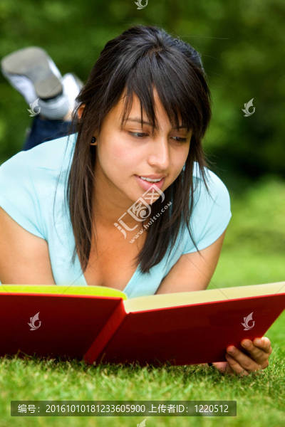 在戶外讀書的女孩