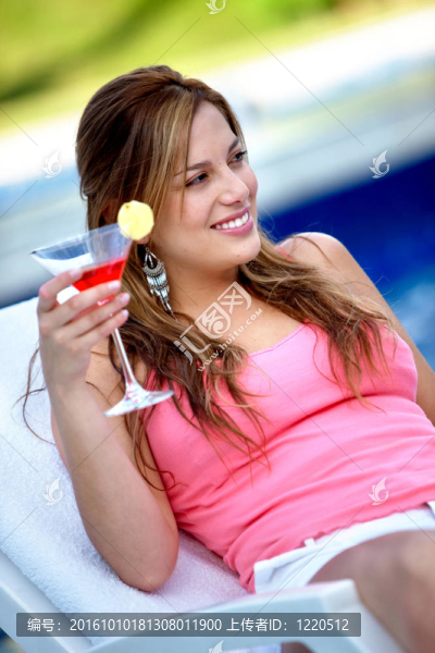 雞尾酒的女人