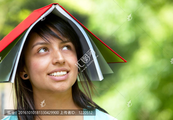 帶筆記本的女孩