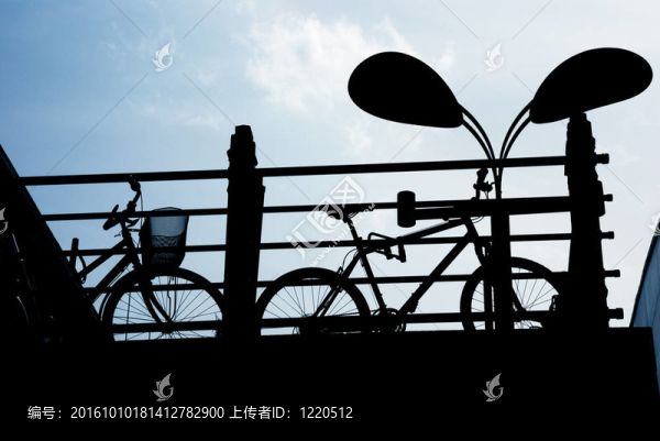自行車和路燈