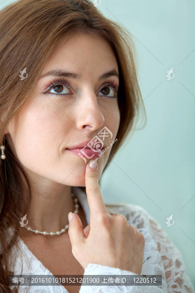 沉思的女商人
