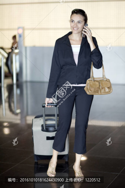 機(jī)場女性手機(jī)