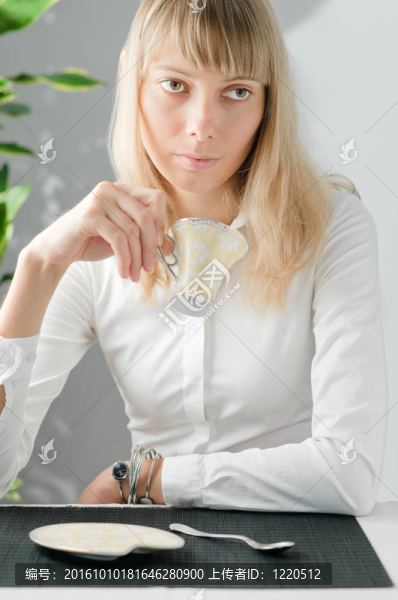 女孩與杯