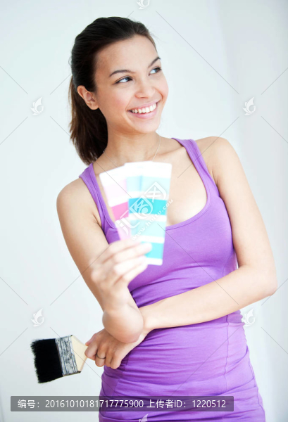 用畫筆和顏色的女孩