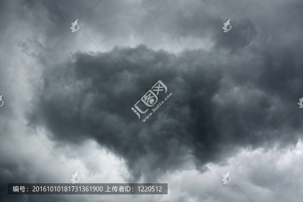 劇烈的暴風(fēng)雨的天空