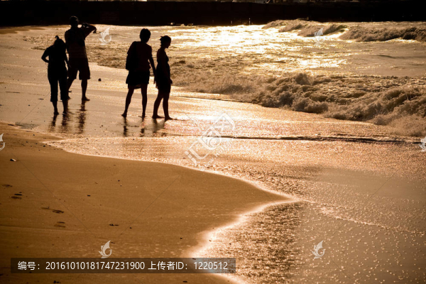 海灘與剪影的人