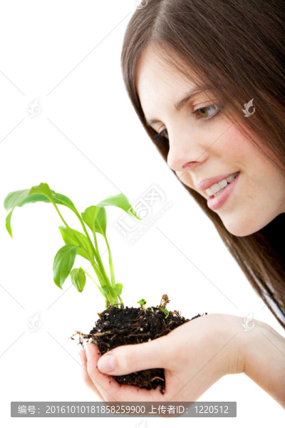 抱著植物的女人