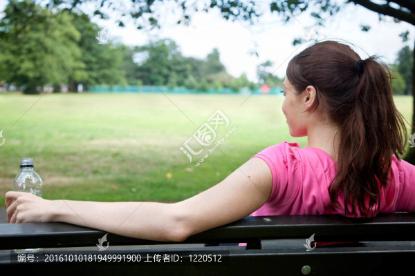 運(yùn)動(dòng)的女人休息