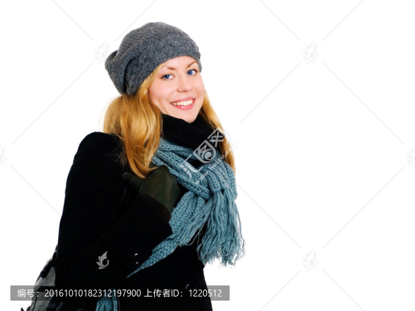 微笑在冬天衣服的金發(fā)女子在白色的特寫(xiě)