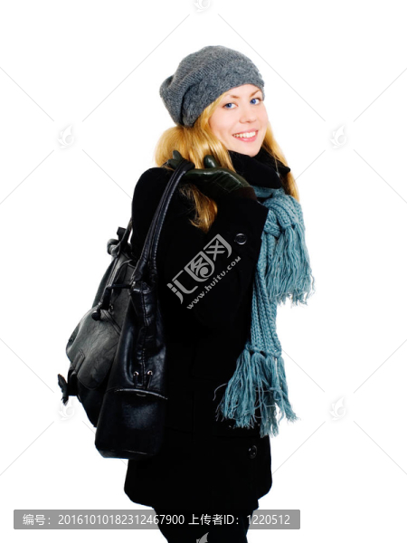 微笑的金發(fā)女人在冬天的衣服上拿著白色的袋子