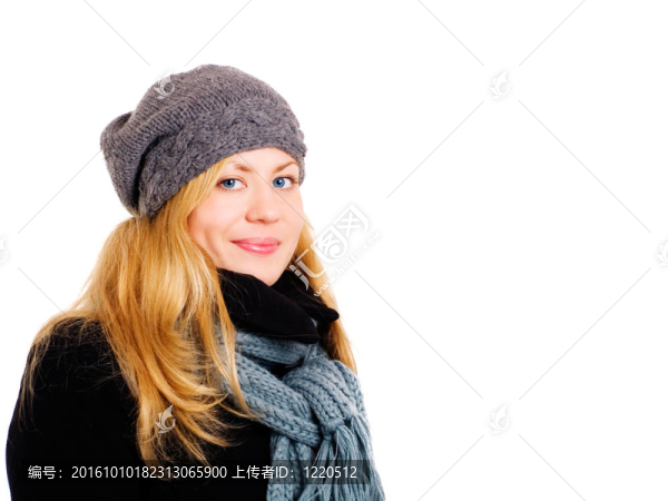 微笑在冬天衣服的金發(fā)女子在白色的特寫