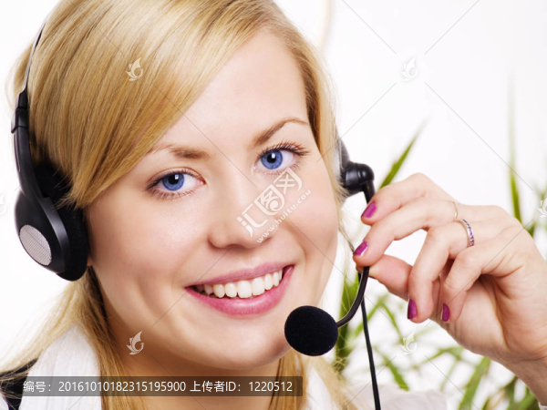 微笑的金發(fā)女人在辦公室耳機特寫