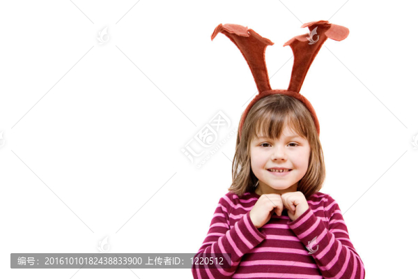 6歲的女孩戴著馴鹿的頭帶