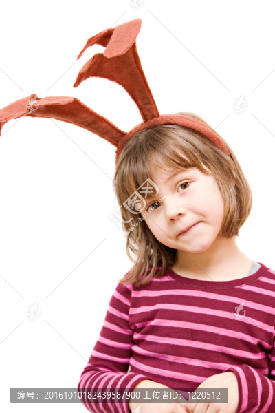 6歲的女孩戴著馴鹿的頭帶