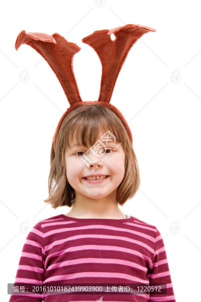 6歲的女孩戴著馴鹿的頭帶