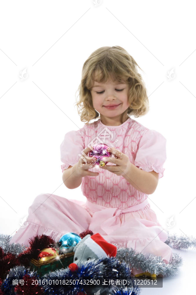 美麗的小女孩與圣誕裝飾