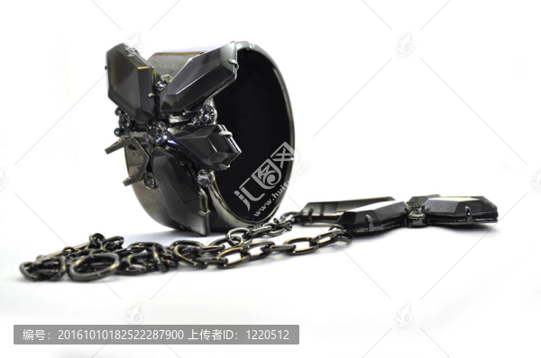 石頭和懸掛的手鐲