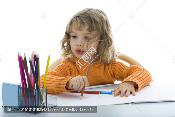 漂亮的小女孩用鉛筆