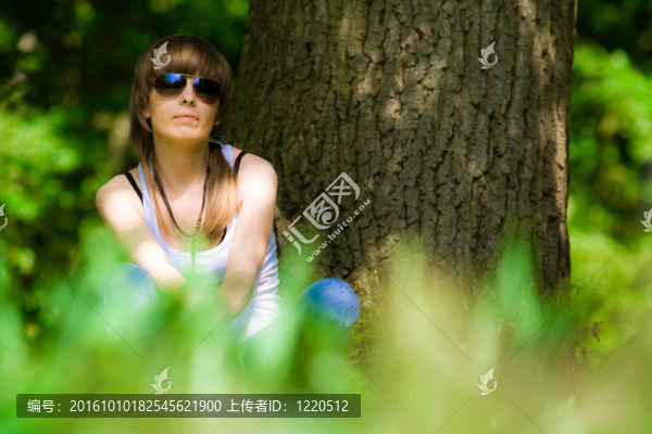 公園里的美麗的女孩