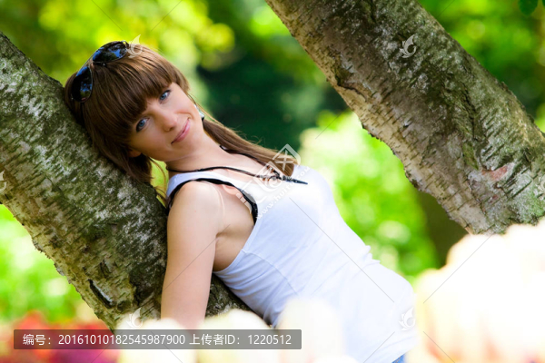 公園里的美麗的女孩