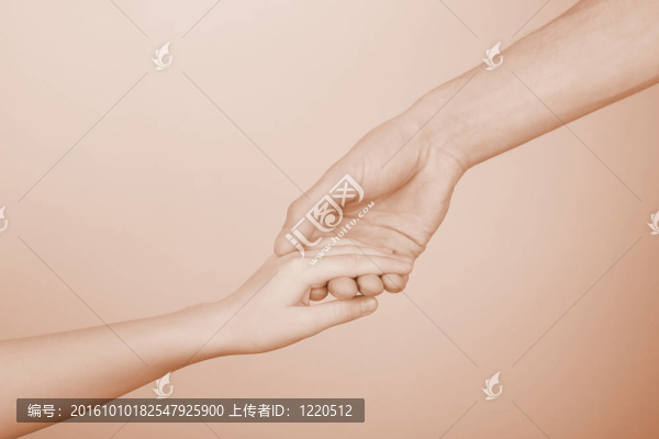 孩子的手在一個人的手上