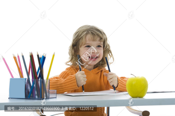 漂亮的小女孩用鉛筆