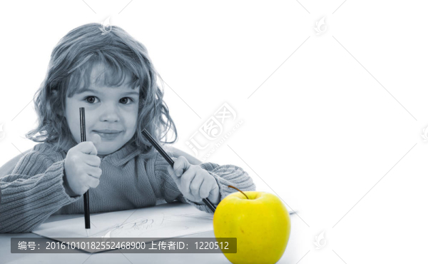 漂亮的小女孩用鉛筆
