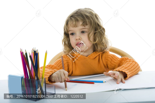 漂亮的小女孩用鉛筆
