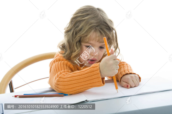 漂亮的小女孩用鉛筆