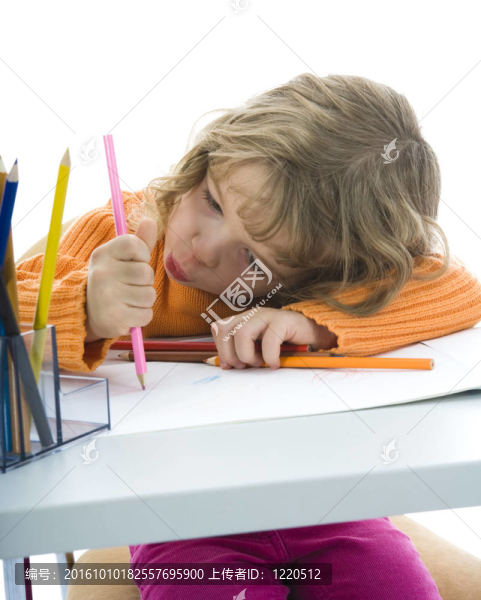 漂亮的小女孩用鉛筆