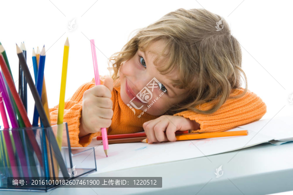 漂亮的小女孩用鉛筆