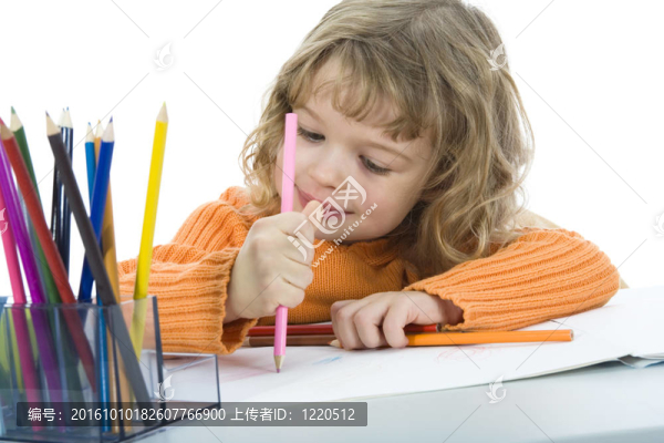 漂亮的小女孩用鉛筆